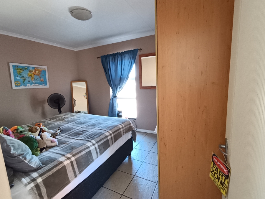 To Let 4 Bedroom Property for Rent in Hoogland Western Cape